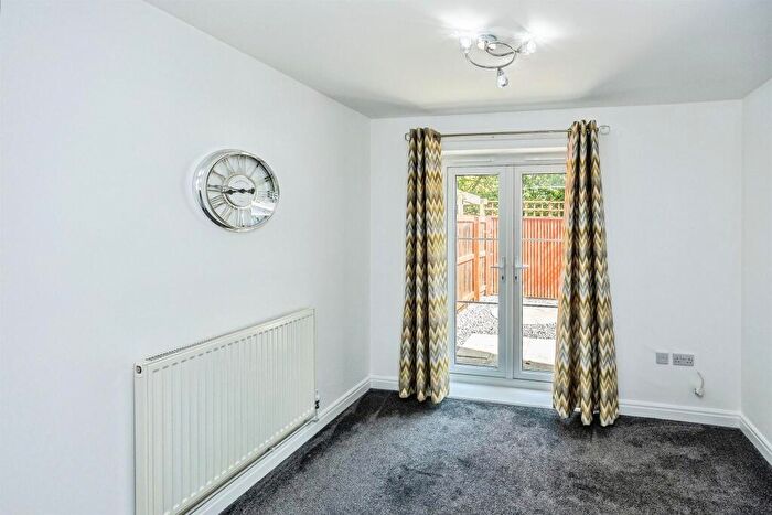 3 Bedroom Town House For Sale In Beckside, Halifax, HX3