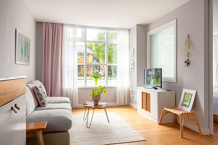 1 Bedroom Flat To Rent In Globe House, St Margarets, With Parking &amp; Aircon, TW1