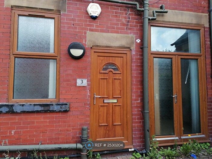 2 Bedroom Flat To Rent In Thompson Cross, Stalybridge, SK15