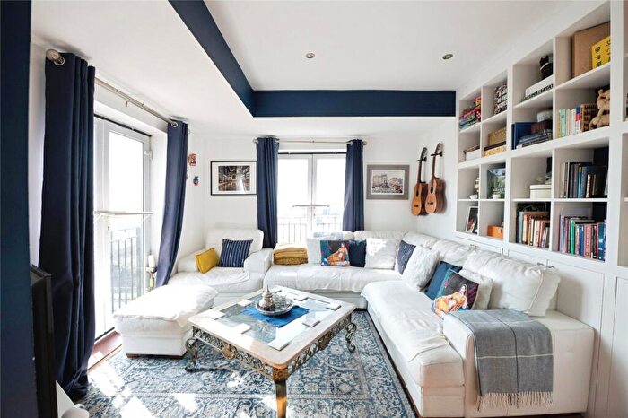 2 Bedroom Flat For Sale In Keswick Gardens, Purfleet-On-Thames, Essex, RM19