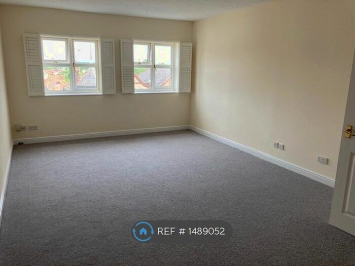 2 Bedroom Flat To Rent In Windmill Hill, Enfield, EN2