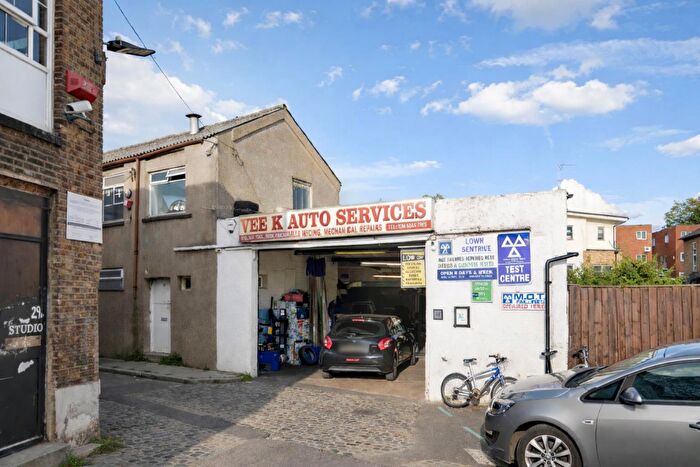 Garage / Parking For Sale In Belfast Road, London, N16