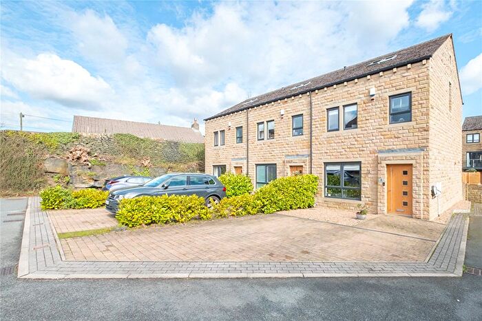 4 Bedroom End Terrace House For Sale In The Bridges, Thongsbridge, Holmfirth, HD9