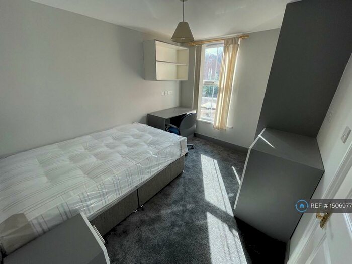 6 Bedroom End Of Terrace House To Rent In Donnington Gardens, Reading, RG1