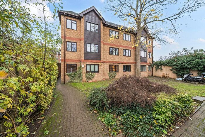 2 Bedroom Apartment For Sale In Harton Street, London, SE8