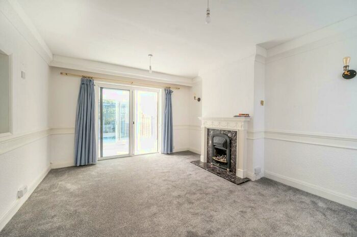 4 Bedroom Semi-Detached House To Rent In Barking, Barking, IG11