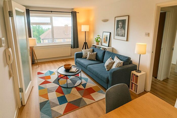 2 Bedroom Property To Rent In Temple Close, London, N3