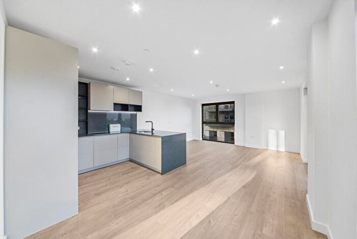 3 Bedroom Apartment To Rent In Hawker House, N4