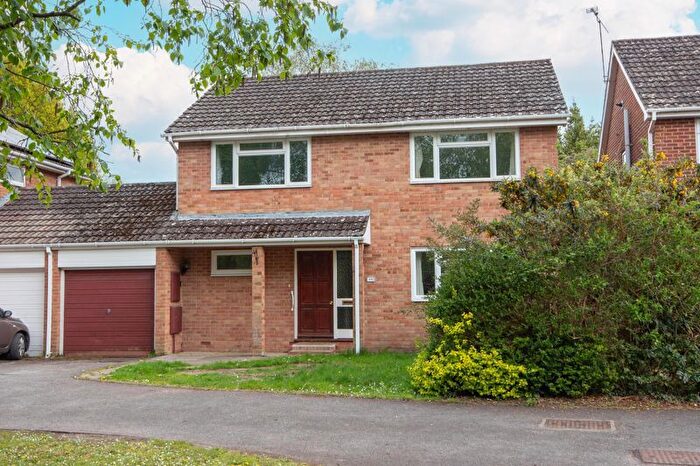 4 Bedroom Link Detached House For Sale In Woodpecker Drive, Marchwood, Southampton, SO40