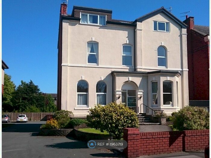 2 Bedroom Flat To Rent In Malvern Court, Southport, PR8