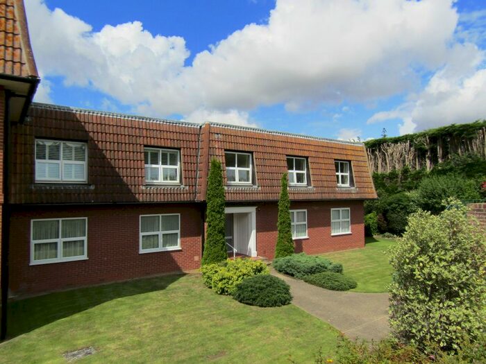 2 Bedroom Flat To Rent In Holland Road, Frinton-On-Sea, CO13