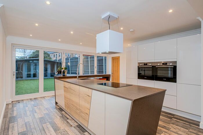 5 Bedroom End Of Terrace House To Rent In Grafton Road, Dagenham RM8