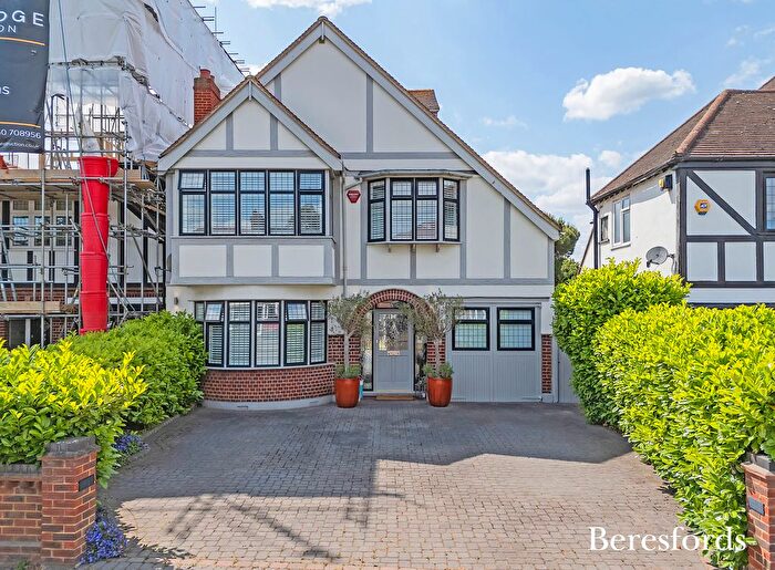5 Bedroom Detached House For Sale In Corbets Tey Road, Upminster, RM14