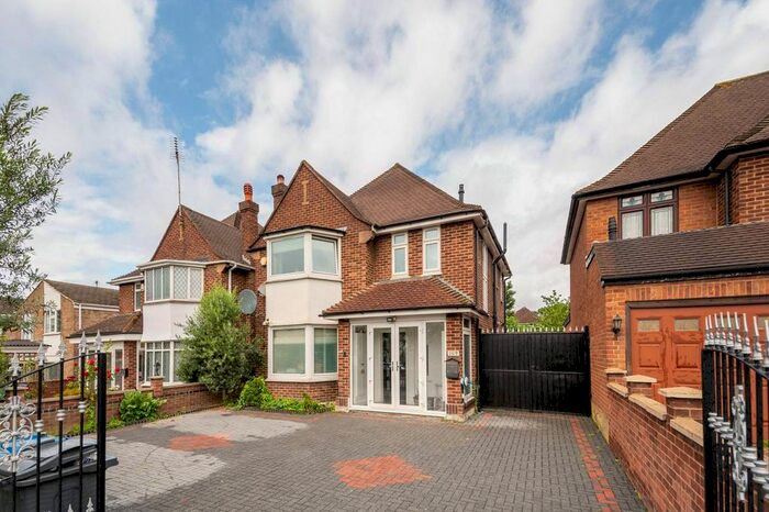 3 Bedroom Detached House To Rent In Malden Way, New Malden, KT3