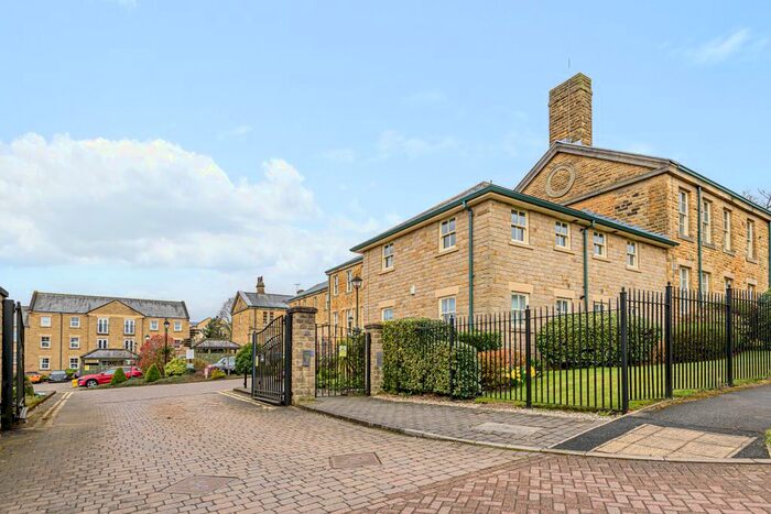 2 Bedroom Flat To Rent In Stoneleigh Court, Leeds, West Yorkshire, Uk, LS17