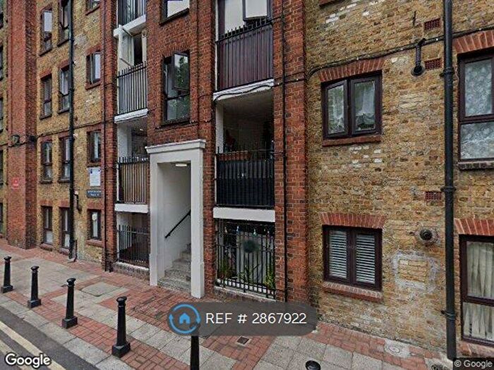 3 Bedroom Flat To Rent In Kintyre Court, London, SW2