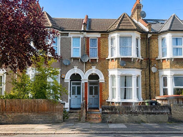 2 Bedroom Flat To Rent In Medusa Road, Lewisham, SE6