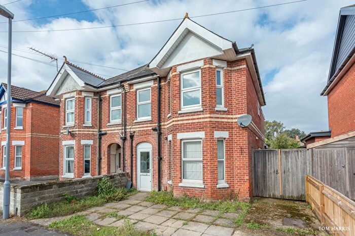 2 Bedroom Apartment For Sale In Jumpers Avenue, Christchurch, Dorset, BH23
