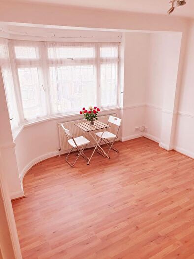 3 Bedroom Maisonette For Sale In Kingsley Gardens, E4