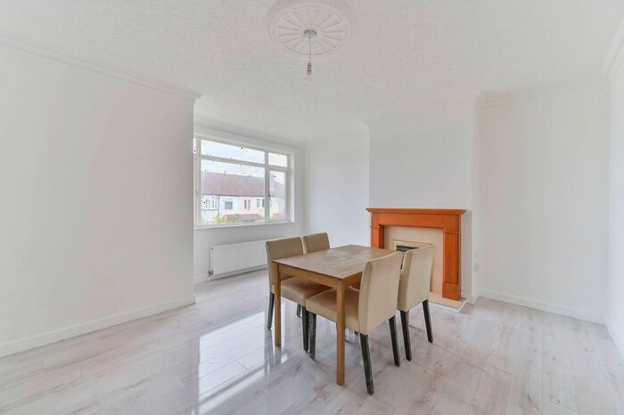 2 Bedroom Maisonette To Rent In Rowan Crescent, Streatham Vale, London, SW16