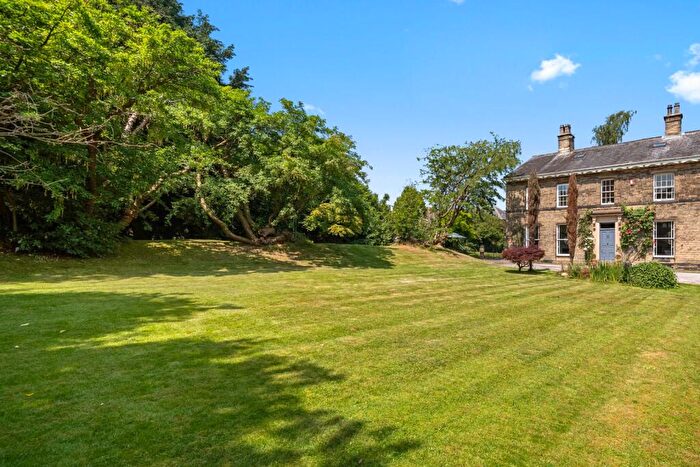 6 Bedroom Terraced House For Sale In Whinney Field, Halifax, HX3