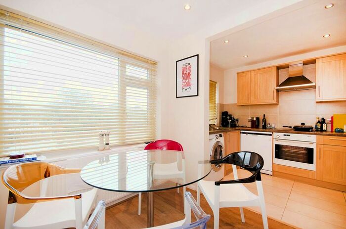 2 Bedroom Flat To Rent In Uxbridge Road, Hatch End, Pinner, HA5