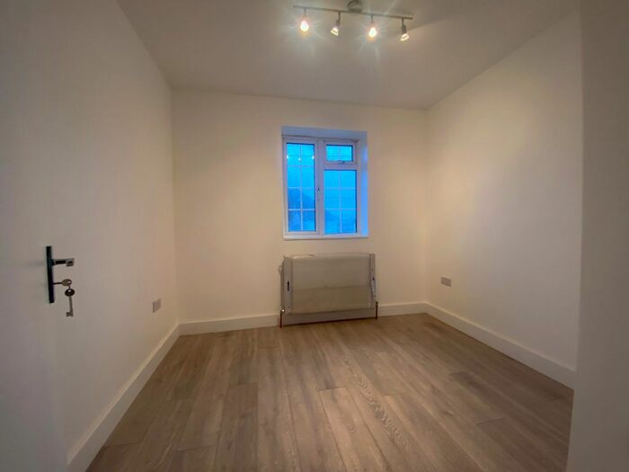 Studio To Rent In Farndale Avenue, London, N13