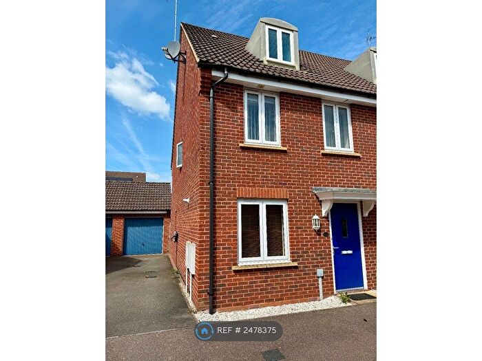 3 Bedroom Semi-Detached House To Rent In Kay Grove, Oakridge Park, Milton Keynes, MK14