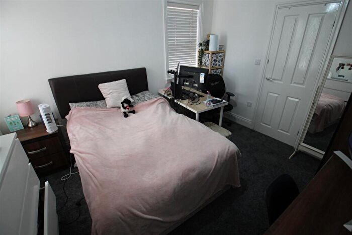 1 Bedroom Flat To Rent In St Michaels Villas, Headingley, Leeds, West Yorkshire, LS6