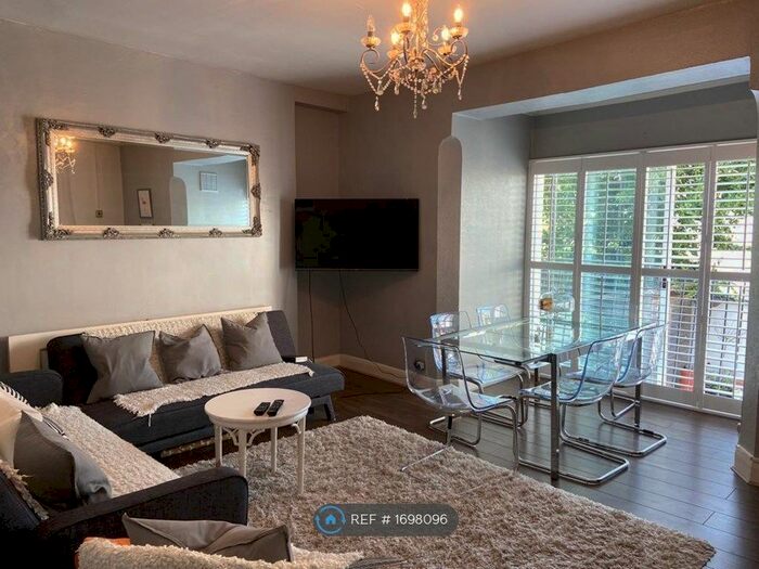 3 Bedroom Flat To Rent In Lewin Road, London, SW16