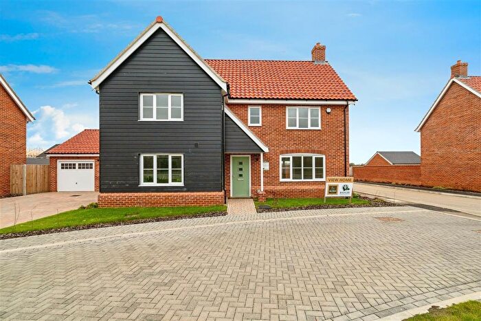 4 Bedroom Detached House For Sale In Norwich Road, Yaxham, Dereham, NR19