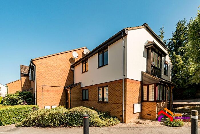 2 Bedroom Flat To Rent In Knaves Hollow, High Wycombe, HP10