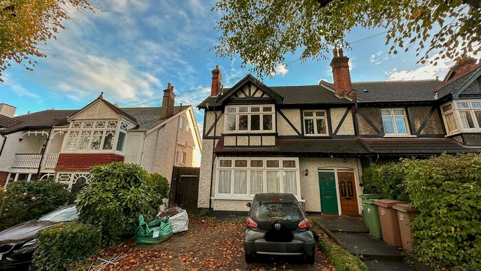 3 Bedroom Flat To Rent In Grosvenor Avenue, Carshalton Beeches, Surrey., SM5