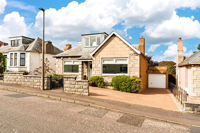 4 Bedroom Detached Bungalow For Sale In Kingsknowe Gardens, Edinburgh, EH14