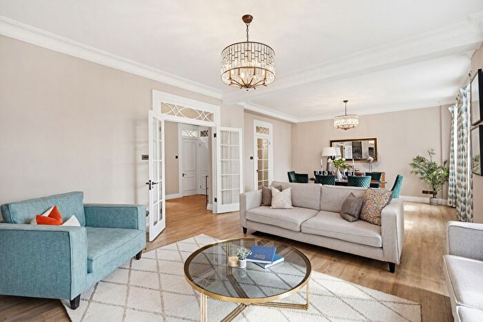 3 Bedroom Flat To Rent In Grosvenor Square, London, W1K