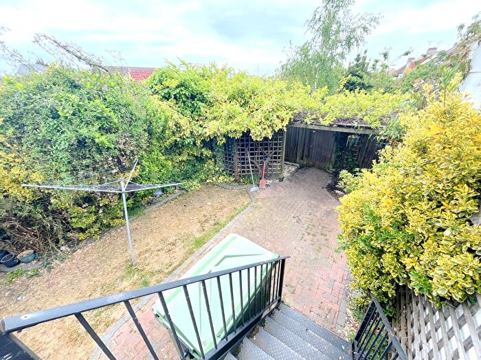 2 Bedroom Flat To Rent In London Road, Leigh On Sea, SS9