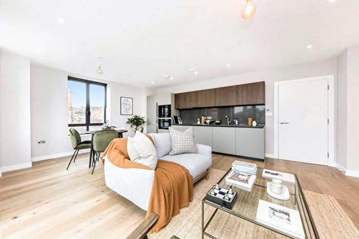 3 Bedroom Apartment To Rent In Archway Road, Highgate, London, N6