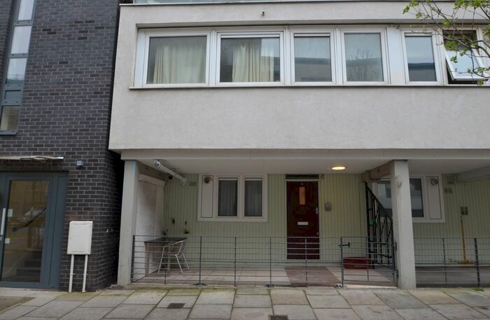 3 Bedroom Flat To Rent In Honeyfield, Finsbury / London, N4