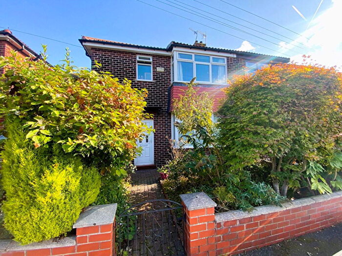 3 Bedroom Semi-Detached House For Sale In Chesney Avenue, Chadderton, Oldham, OL9