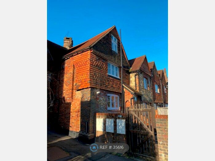 2 Bedroom Flat To Rent In Petworth Road, Haslemere, GU27