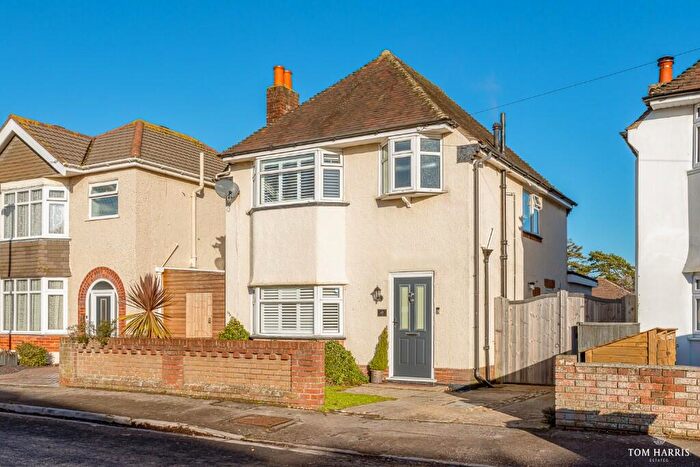 3 Bedroom Detached House For Sale In Kings Avenue, Christchurch, Dorset, BH23