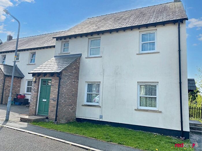 2 Bedroom Flat To Rent In Powell Close, Pembroke, SA71