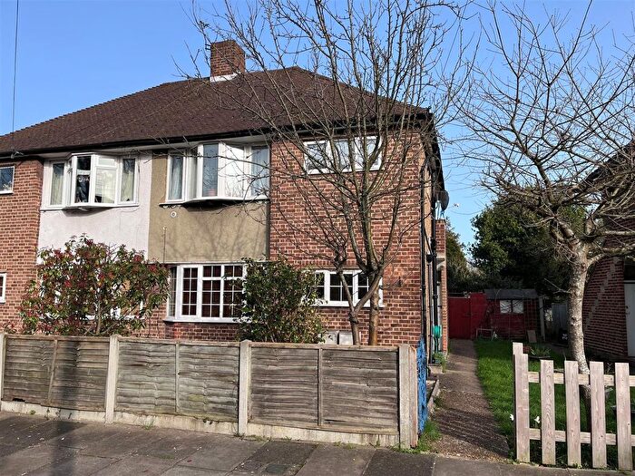 2 Bedroom Maisonette For Sale In Bramley Close, Whitton, TW2