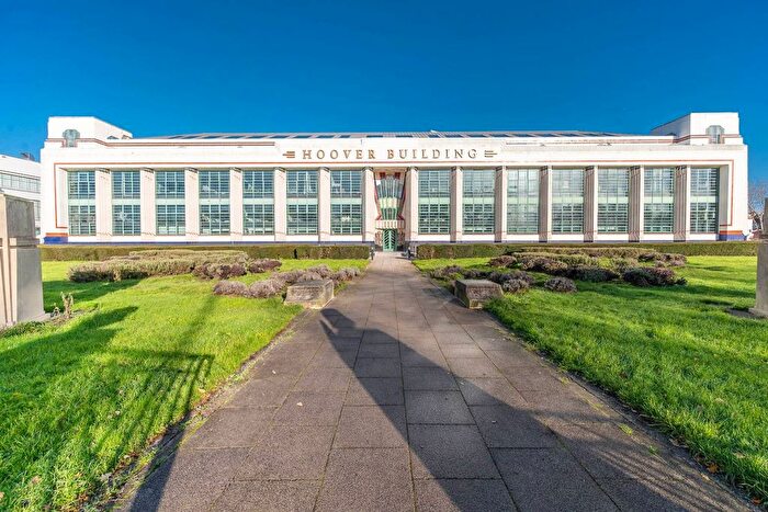 2 Bedroom Flat To Rent In Western Avenue, Perivale, Greenford, UB6