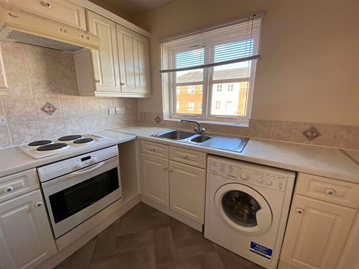2 Bedroom Flat To Rent In Addington Court, Exeter, EX4