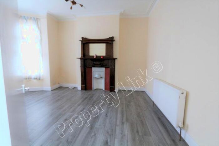 2 Bedroom Flat To Rent In 2 Bedroom Ground Floor Flat, Vaughan Gardens, Ilford IG1
