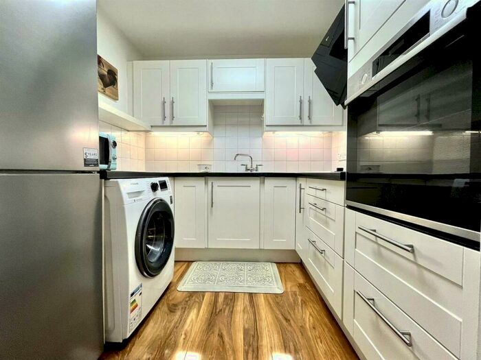 1 Bedroom Retirement Property To Rent In Regency Court, Park Avenue, Enfield, EN1