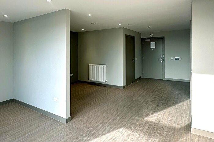 Apartment To Rent In Candleriggs, Trongate, Glasgow, G1