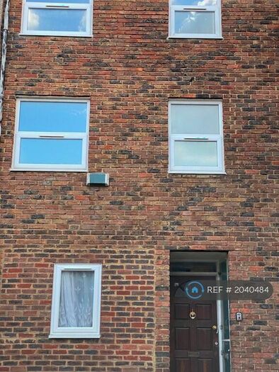 4 Bedroom Semi-Detached House To Rent In Mimosa Close, Romford, RM3