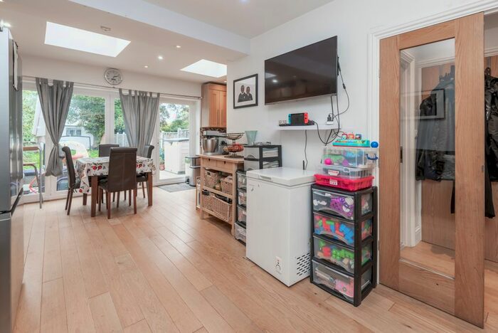 3 Bedroom Flat To Rent In Rushden Gardens, Ilford, IG5